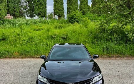 Toyota Camry, 2020 год, 3 180 000 рублей, 2 фотография