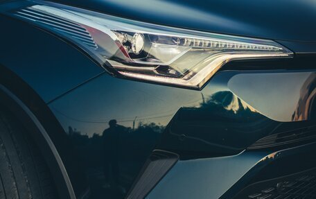 Toyota C-HR I рестайлинг, 2019 год, 2 600 000 рублей, 9 фотография