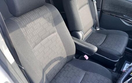 Toyota ISis I, 2013 год, 1 100 000 рублей, 28 фотография