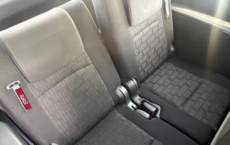 Toyota ISis I, 2013 год, 1 100 000 рублей, 24 фотография