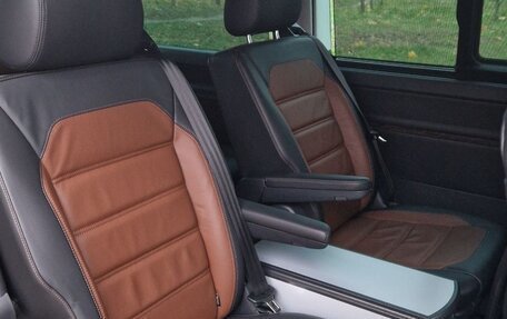 Volkswagen Multivan T6 рестайлинг, 2020 год, 5 900 000 рублей, 12 фотография