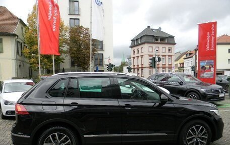 Volkswagen Tiguan II, 2022 год, 2 690 000 рублей, 5 фотография