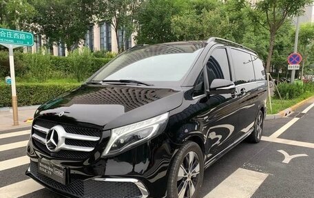 Mercedes-Benz V-Класс, 2022 год, 4 850 000 рублей, 2 фотография