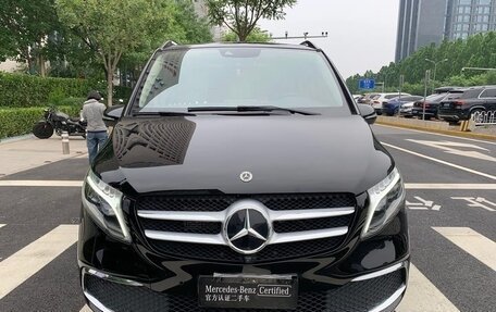 Mercedes-Benz V-Класс, 2022 год, 4 850 000 рублей, 3 фотография