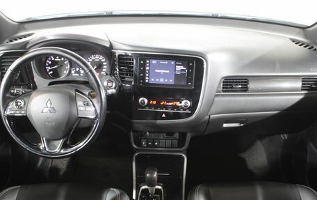 Mitsubishi Outlander III рестайлинг 3, 2021 год, 2 310 000 рублей, 15 фотография