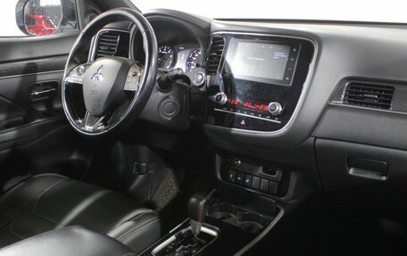 Mitsubishi Outlander III рестайлинг 3, 2021 год, 2 310 000 рублей, 14 фотография
