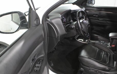 Mitsubishi Outlander III рестайлинг 3, 2021 год, 2 310 000 рублей, 17 фотография