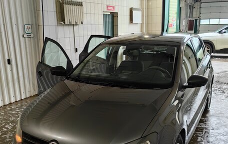 Volkswagen Polo VI (EU Market), 2011 год, 800 000 рублей, 2 фотография