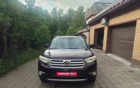 Toyota Highlander III, 2013 год, 1 900 000 рублей, 1 фотография