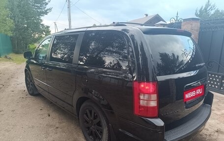 Chrysler Voyager IV, 2010 год, 1 500 000 рублей, 2 фотография