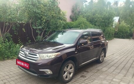 Toyota Highlander III, 2013 год, 1 900 000 рублей, 2 фотография