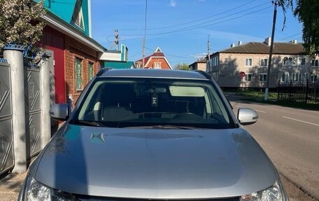 Mitsubishi Outlander III рестайлинг 3, 2013 год, 1 199 000 рублей, 2 фотография