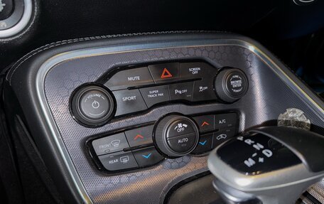 Dodge Challenger III рестайлинг 2, 2018 год, 4 800 000 рублей, 27 фотография