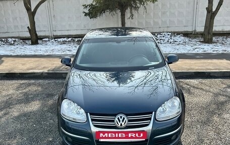 Volkswagen Jetta VI, 2010 год, 690 000 рублей, 2 фотография