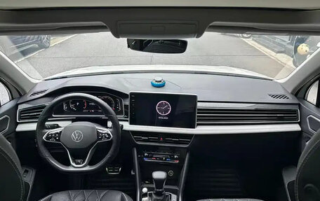 Volkswagen Tiguan II, 2022 год, 2 380 013 рублей, 10 фотография