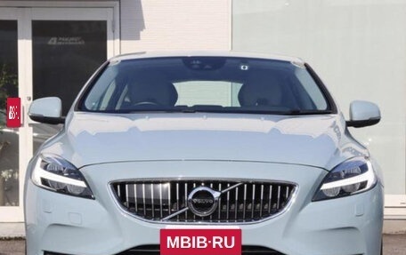Volvo V40 II рестайлинг, 2017 год, 1 030 000 рублей, 2 фотография