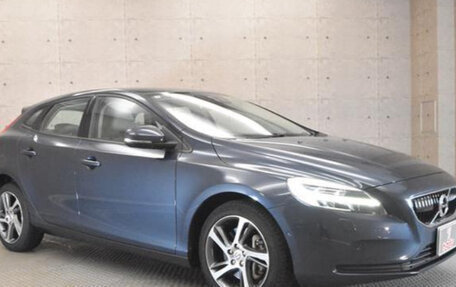 Volvo V40 II рестайлинг, 2017 год, 1 030 000 рублей, 2 фотография