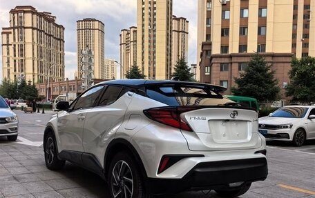 Toyota C-HR I рестайлинг, 2022 год, 1 930 000 рублей, 6 фотография