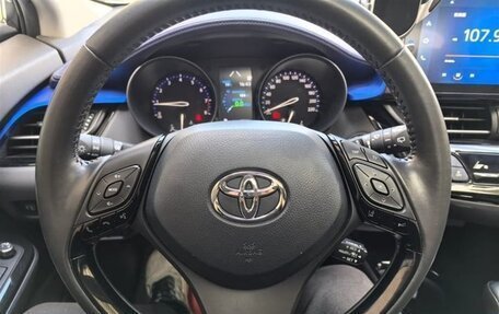 Toyota C-HR I рестайлинг, 2022 год, 1 930 000 рублей, 8 фотография