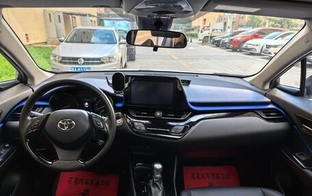 Toyota C-HR I рестайлинг, 2022 год, 1 930 000 рублей, 7 фотография