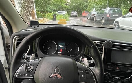 Mitsubishi Outlander III рестайлинг 3, 2016 год, 1 600 000 рублей, 4 фотография