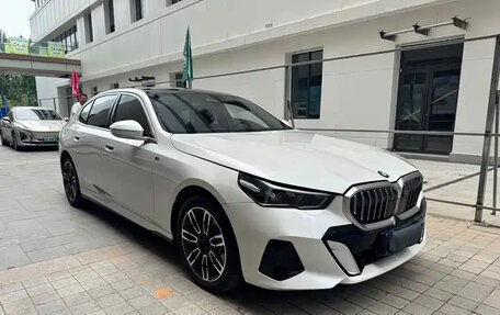 BMW 5 серия, 2024 год, 5 350 000 рублей, 2 фотография