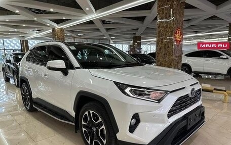 Toyota RAV4, 2021 год, 2 300 000 рублей, 3 фотография