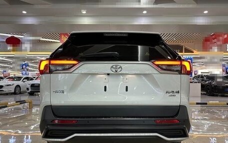 Toyota RAV4, 2021 год, 2 300 000 рублей, 4 фотография