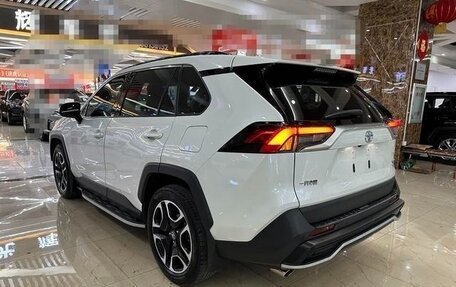 Toyota RAV4, 2021 год, 2 300 000 рублей, 5 фотография