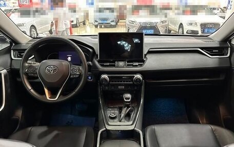 Toyota RAV4, 2021 год, 2 300 000 рублей, 10 фотография
