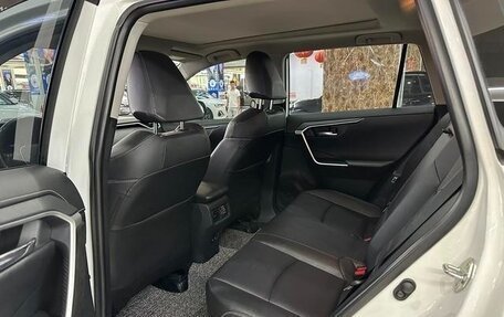 Toyota RAV4, 2021 год, 2 300 000 рублей, 15 фотография