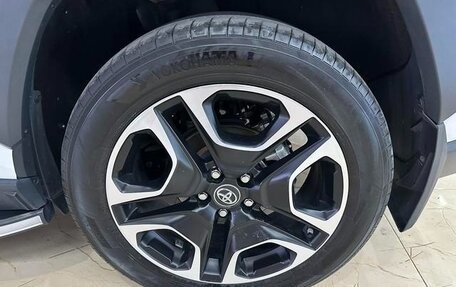 Toyota RAV4, 2021 год, 2 300 000 рублей, 19 фотография