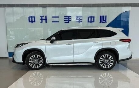 Toyota Highlander, 2022 год, 3 100 000 рублей, 3 фотография