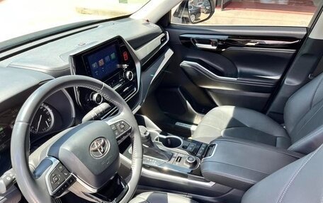 Toyota Highlander, 2022 год, 3 100 000 рублей, 13 фотография