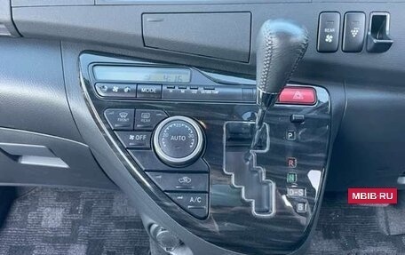 Toyota ISis I, 2013 год, 960 000 рублей, 13 фотография