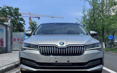 Skoda Superb III рестайлинг, 2022 год, 1 870 000 рублей, 2 фотография