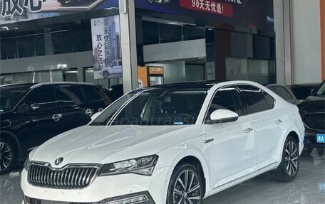 Skoda Superb III рестайлинг, 2022 год, 1 910 000 рублей, 2 фотография