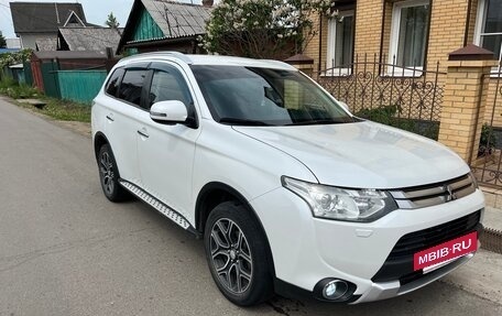 Mitsubishi Outlander III рестайлинг 3, 2014 год, 1 550 000 рублей, 5 фотография