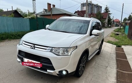 Mitsubishi Outlander III рестайлинг 3, 2014 год, 1 550 000 рублей, 17 фотография