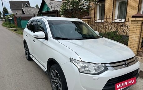 Mitsubishi Outlander III рестайлинг 3, 2014 год, 1 550 000 рублей, 26 фотография