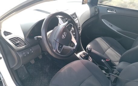 Hyundai Solaris II рестайлинг, 2011 год, 620 000 рублей, 2 фотография