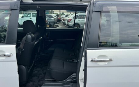 Toyota ISis I, 2011 год, 1 179 000 рублей, 11 фотография