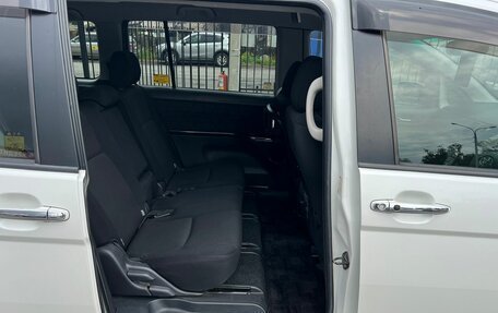 Toyota ISis I, 2011 год, 1 179 000 рублей, 14 фотография