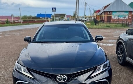 Toyota Camry, 2021 год, 2 000 000 рублей, 2 фотография