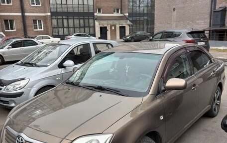Toyota Avensis III рестайлинг, 2005 год, 950 000 рублей, 1 фотография