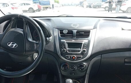 Hyundai Solaris II рестайлинг, 2015 год, 420 000 рублей, 3 фотография