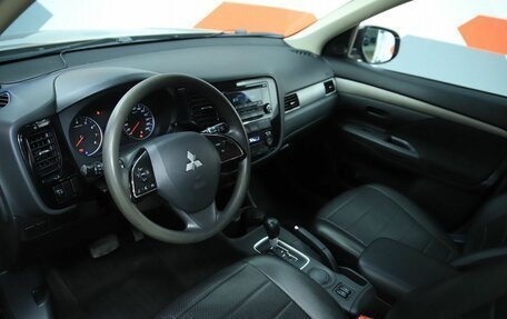 Mitsubishi Outlander III рестайлинг 3, 2014 год, 1 390 000 рублей, 10 фотография
