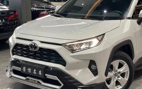 Toyota RAV4, 2022 год, 2 100 000 рублей, 2 фотография
