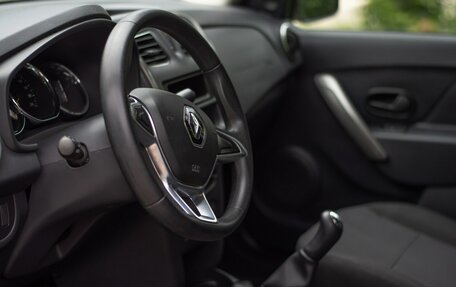Renault Logan II, 2018 год, 760 000 рублей, 2 фотография