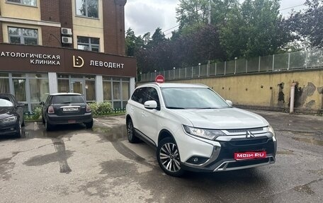 Mitsubishi Outlander III рестайлинг 3, 2020 год, 2 450 000 рублей, 1 фотография